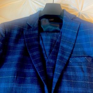 Brilliantly designed customized three piece suit